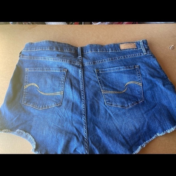 EUC Signature by Levi Strauss Jean Shorts. Size 20-w35 - Picture 2 of 7